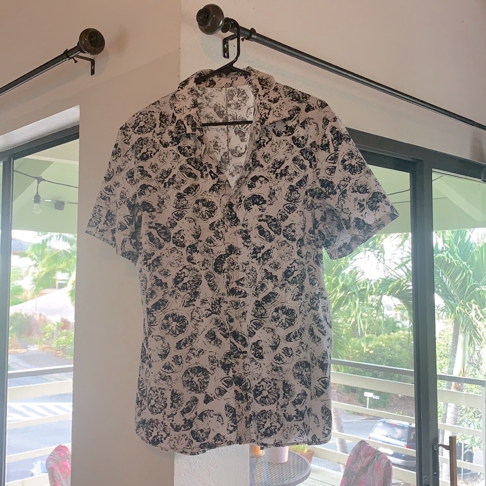 Great condition, missing tag, no rips or stains